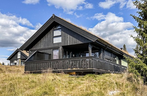 Sjusjoen House | Cozy home in Sjusjøen with kitchen