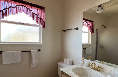 Oak Shores House | Cozy home in the beautiful Oak Shores Community w/WiFi