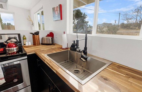 Joshua Tree House | Cozy home in the heart of JT village w/AC, hot tub