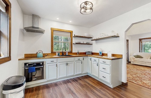 Adams House | Cozy Home in the trees, w/large yard, fire pit, gas grill, & WIFI
