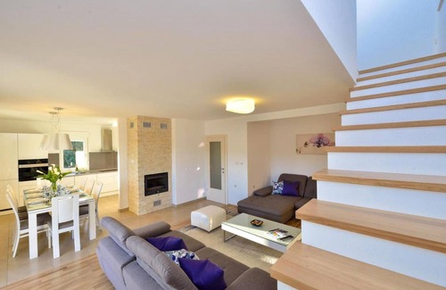 Unesic House | Cozy home in Unesic with sauna