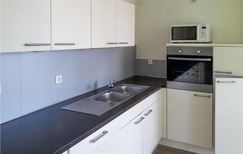 Vlagtwedde House | Cozy Home In Vlagtwedde With Lake View