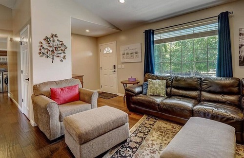 West Jordan House | Cozy home in West Jordan. 4 BR, 3 Bath, Ping Pong, Full Kitchen, Fruit Trees