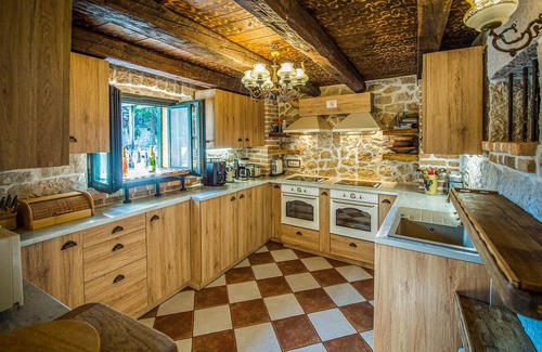 Zmijavci House | Cozy home in Zmijavci with sauna