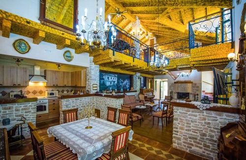 Zmijavci House | Cozy home in Zmijavci with sauna