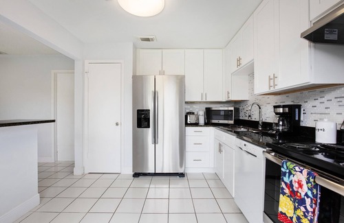 Indian Wells House | Cozy home minutes away from Disney