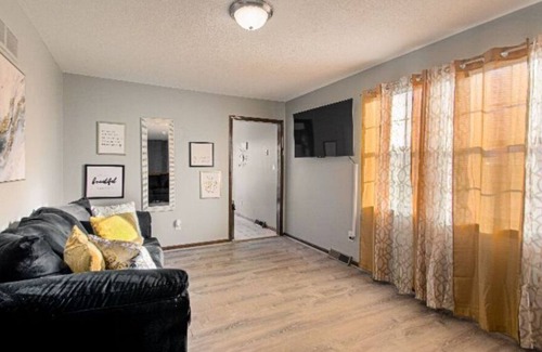 Waldron House | Cozy Home near Airport Zona Rosa shopping centers Restaurants and more