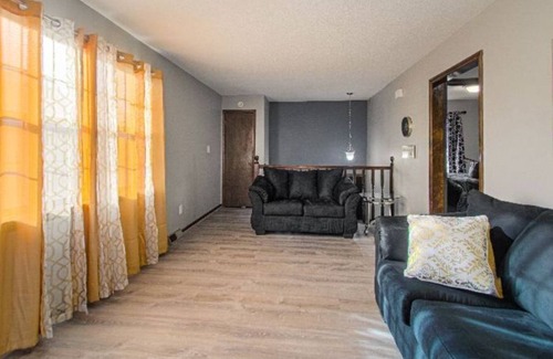 Waldron House | Cozy Home near Airport Zona Rosa shopping centers Restaurants and more