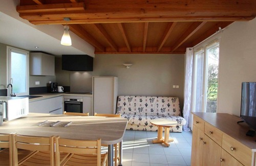 Biville Cottage | Cozy Home Near Beach, Close to GR223, with Garden, Terrace, Pets Welcome