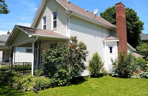 Sarnia House | Cozy home near downtown, beaches, parks, Lake Huron and the St. Clair River