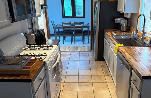 Momauguin House | Cozy Home Near New Haven