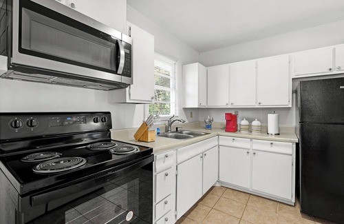 White Stone House | Cozy Home one block from The Creek Golf Club