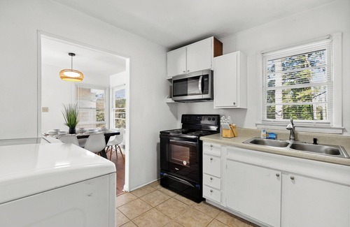 White Stone House | Cozy Home one block from The Creek Golf Club