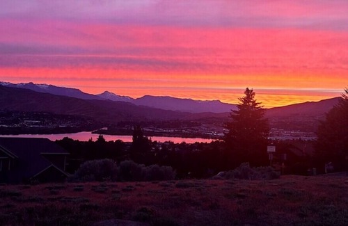 East Wenatchee House | Cozy home overlooking Columbia River & Enchantments Mtn Range!