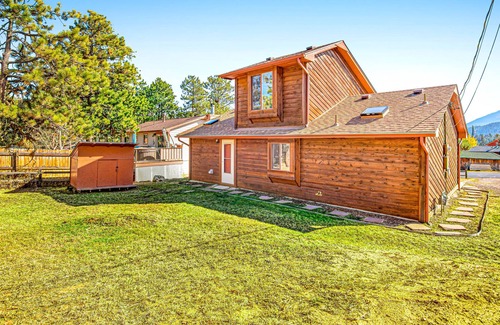 Woodland Park House | Cozy home w/Pikes Peak views, large yard, deck, gas fireplace, washer/dryer
