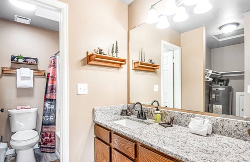 Woodland Park House | Cozy home w/Pikes Peak views, large yard, deck, gas fireplace, washer/dryer