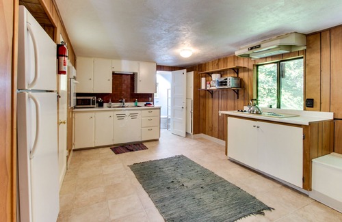 Gearhart Cottage | Cozy home w/private hot tub, near Ridge Trail and golf