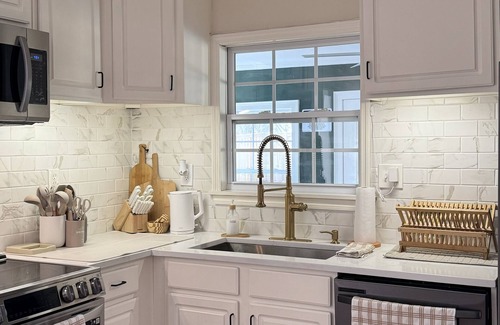 Morrow House | Cozy Home w/PRIVATE POOL 10mins from AIRPORT and 25mins from Atlanta downtown