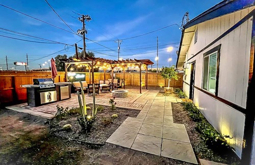 Downtown Phoenix House | Cozy Home w/Yard & Outdoor Kitchen 5 min. Drive to Downtown & Airport