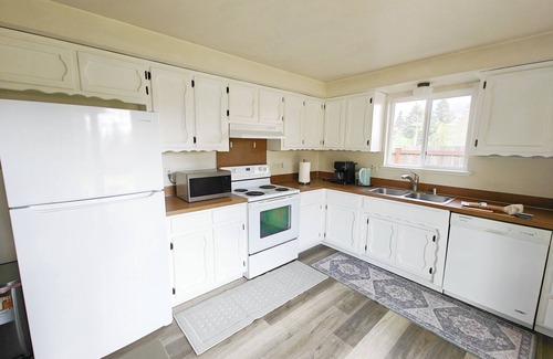 Lake Stevens House | Cozy home, Walk to Lake, Food & Shops, EV Charger
