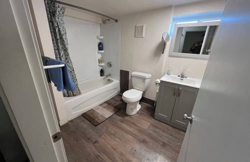 Regional District of Nanaimo House | Cozy home-Walkable Harbour Front, Attractions and Amenities -Deals for 3+ guests