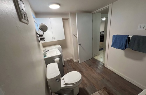 Regional District of Nanaimo House | Cozy home-Walkable Harbour Front, Attractions and Amenities -Deals for 3+ guests