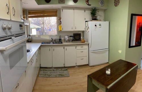 Southwest Calgary House | Cozy home 🏡 with 2 Bedrooms with home office 2 Baths House