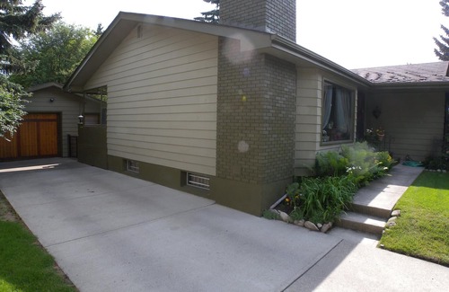 Southwest Calgary House | Cozy home 🏡 with 2 Bedrooms with home office 2 Baths House