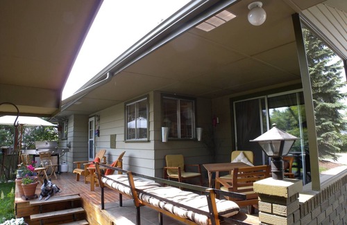 Southwest Calgary House | Cozy home 🏡 with 2 Bedrooms with home office 2 Baths House