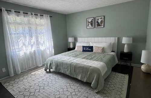 Alpharetta House | Cozy home with BBQ grill, Firepit, Basketball and Foosball
