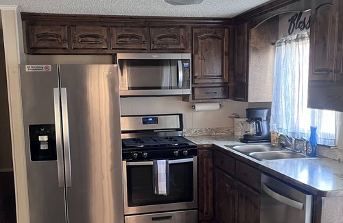 Webb City House | Cozy home with deck. Just 2 miles from Joplin Airport