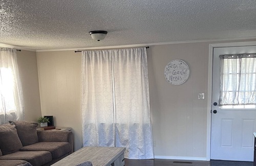 Webb City House | Cozy home with deck. Just 2 miles from Joplin Airport