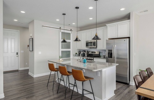 Henderson House | Cozy Home with Fireplace and Game Room 15-20 mins to Downtown