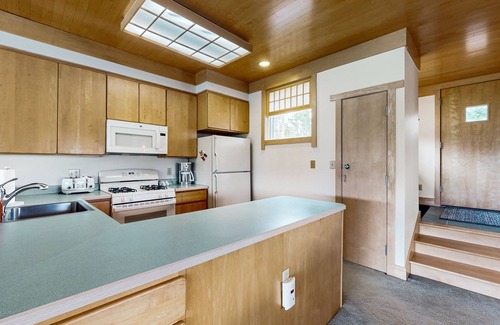 Grand Lake House | Cozy home with full kitchen, private patio & mountain views
