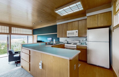 Grand Lake House | Cozy home with full kitchen, private patio & mountain views