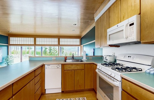 Grand Lake House | Cozy home with full kitchen, private patio & mountain views