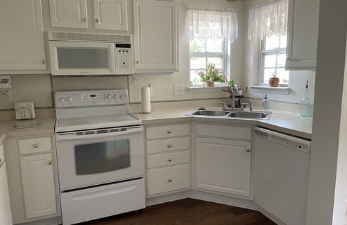 Summerville House | Cozy home with pet safe garden and great location for exploring