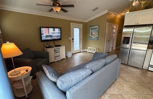 Holmes Beach Condo | Cozy Home with Private Pool, Close to the Beach! Don't Miss Out!