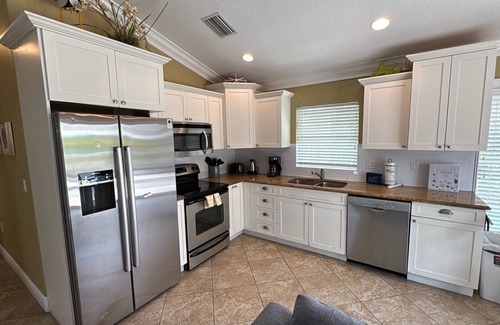 Holmes Beach Condo | Cozy Home with Private Pool, Close to the Beach! Don't Miss Out!