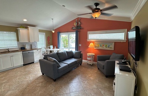 Holmes Beach Condo | Cozy Home with Private Pool, Close to the Beach! Don't Miss Out!