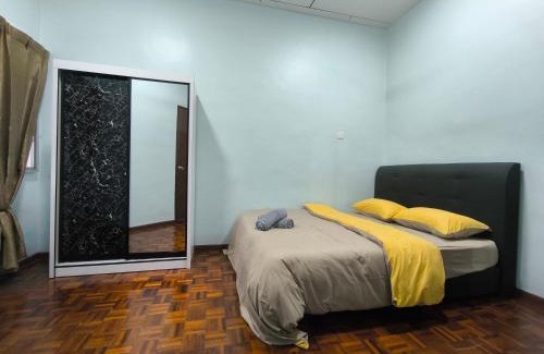 Batu Pahat House | Cozy Homestay near Pantai & Aeon Big - 10pax by Ngio