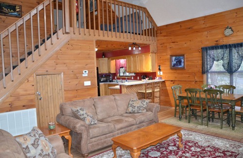 Gatlinburg Cabin | Cozy Homestyle Cabin located in the arts district! Trolly stop on our corner!