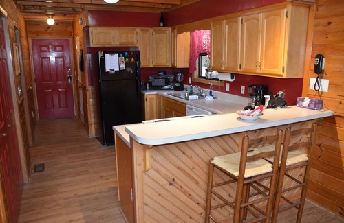 Gatlinburg Cabin | Cozy Homestyle Cabin located in the arts district! Trolly stop on our corner!