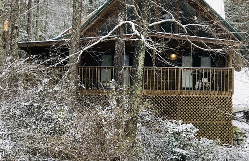 Gatlinburg Cabin | Cozy Homestyle Cabin located in the arts district! Trolly stop on our corner!