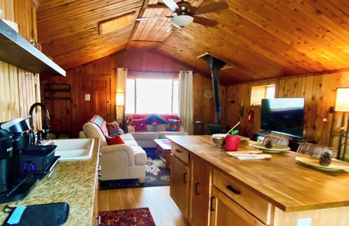 Florissant Cabin | Cozy Hot Tub Cabin On The Lake!