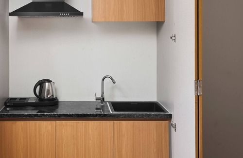 Thousand Lights House | Cozy Hotel Room in heart of the city NR Apollo