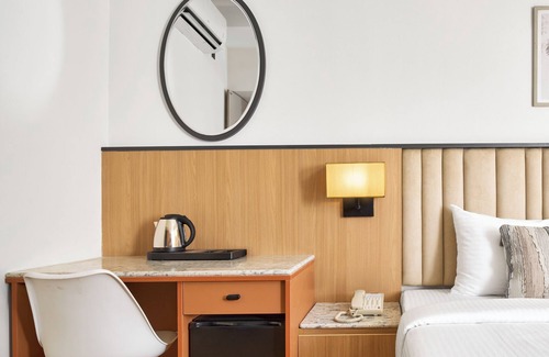 Thousand Lights House | Cozy Hotel Room in heart of the city NR Apollo