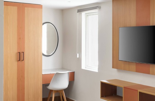 Thousand Lights House | Cozy Hotel Room in heart of the city NR Apollo