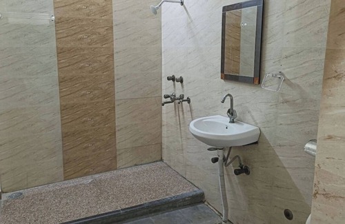 New Delhi House | Cozy hotel Shree Sai Dham in charming Delhi with AC, WiFi