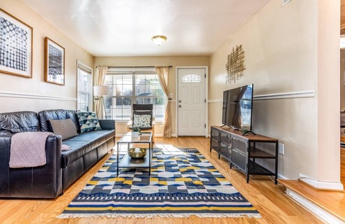 Bluemont House | Cozy House 10min to Monuments and DC by CozySuites